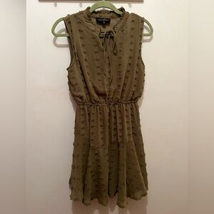 Sweet wanderer dress it’s cute & it flows. Great condition